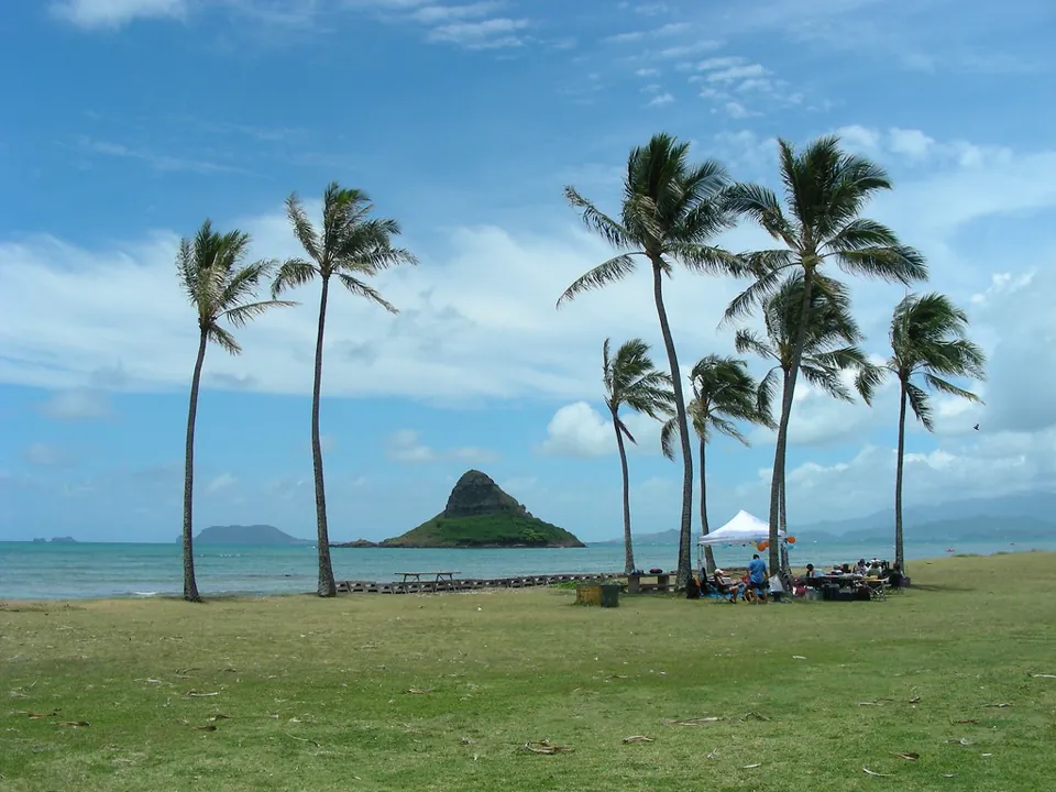 Mokoliʻi and the green windward coast of Oʻahu